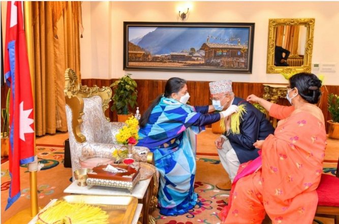 प्रधानमन्त्रीले लगाए राष्ट्रपतिको हातबाट दसैँको टीका