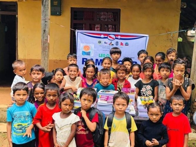 विपन्न बालबालिकालाई लियो क्लब अफ रामनगरको शैक्षिक सामाग्री सहयोग