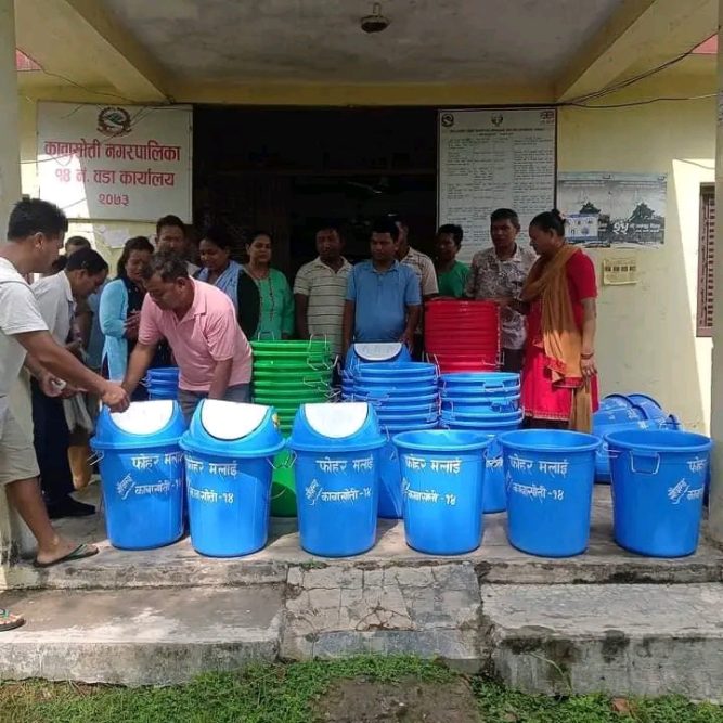 कावासोती-१४ द्वारा वृक्षारोपण तथा डस्बिन वितरण