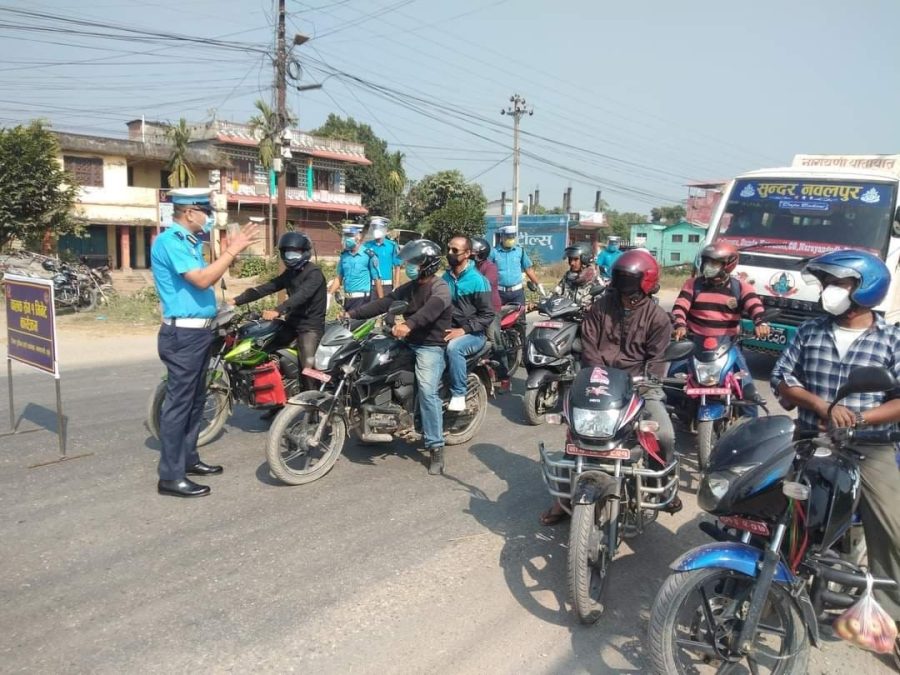 ट्राफिक प्रहरीले शुरु गर्यो चालकसँग नमस्ते सहित १ मिनेट दैनिक कुराकानी’