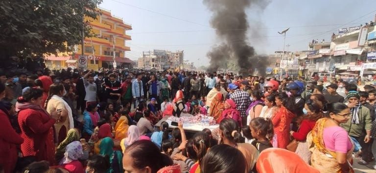 बालिका हत्याको विरोध प्रदर्शनमा गोली चल्यो, तीन जना घाइते